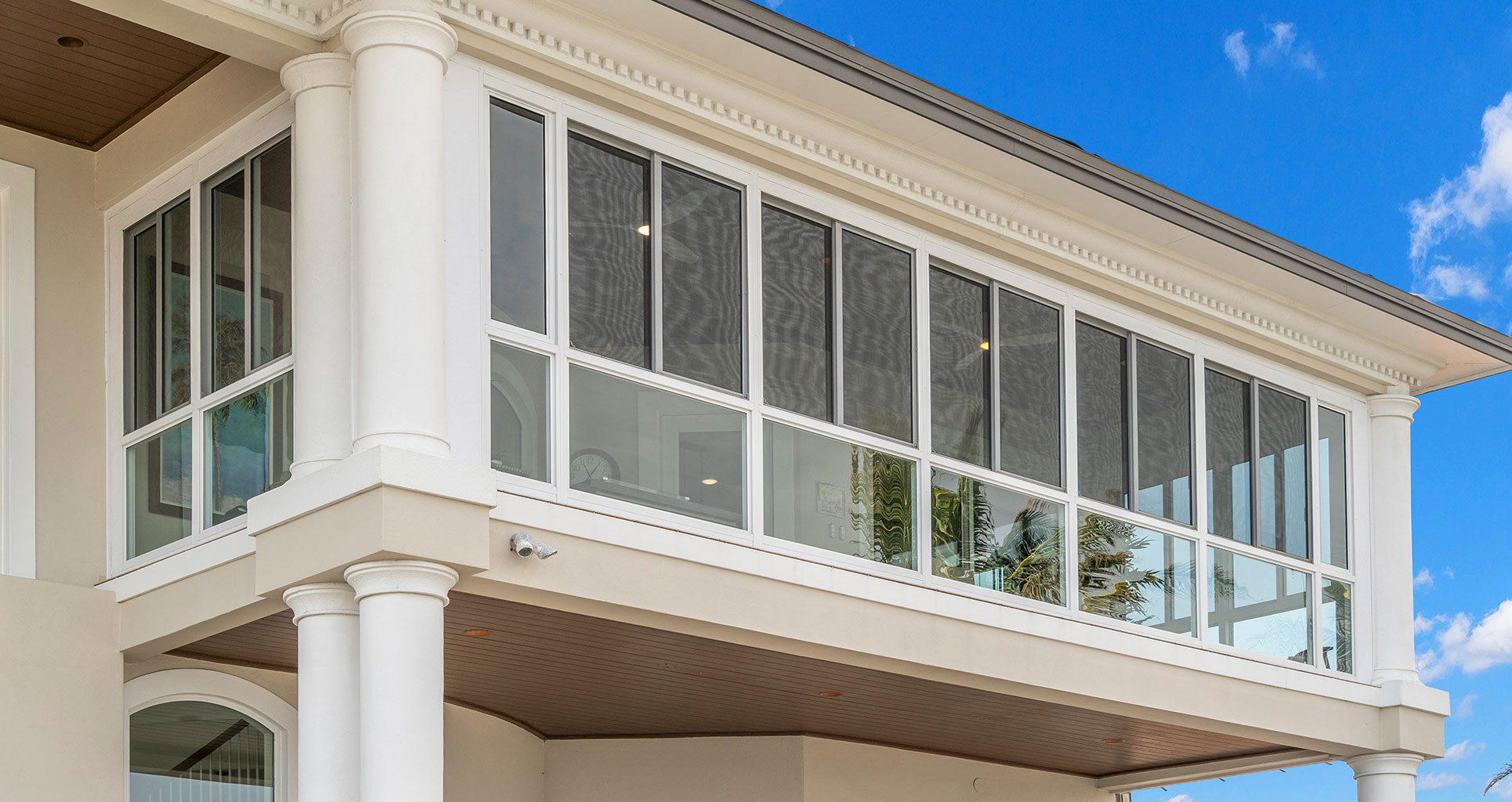 Lower Transoms, White, Outside View, Daytime